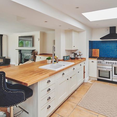 The Lansdowne Guest House Bourton-on-the-Water Exterior photo A kitchen with a skylight