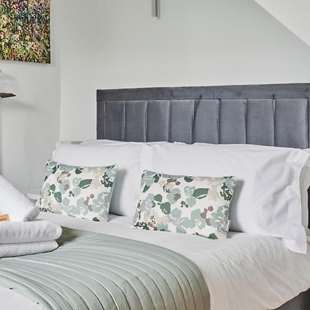 The Lansdowne Guest House Bourton-on-the-Water Exterior photo A bed with a headboard