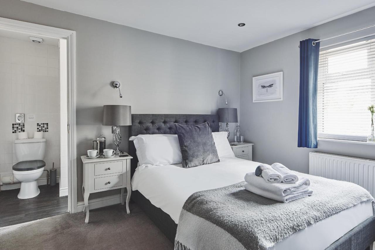 The Lansdowne Guest House Bourton-on-the-Water Exterior photo A bedroom at The Old Post Office