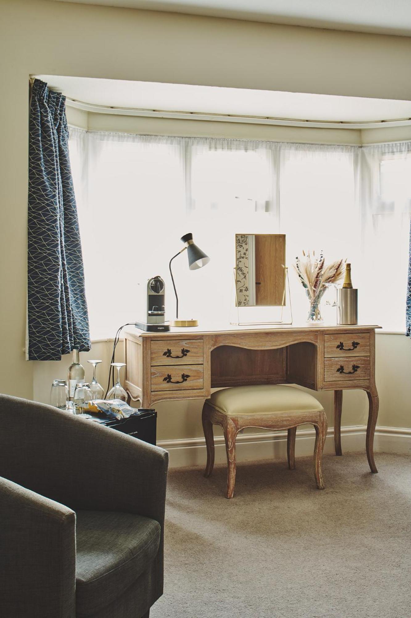 The Lansdowne Guest House Bourton-on-the-Water Exterior photo A dressing table