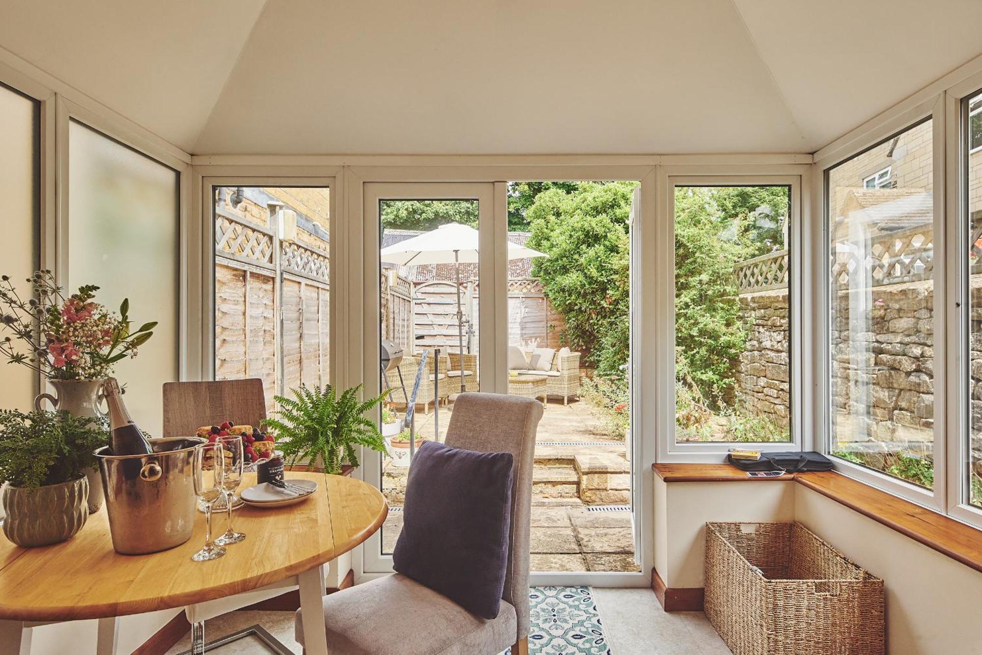 The Lansdowne Guest House Bourton-on-the-Water Exterior photo Interior of a conservatory