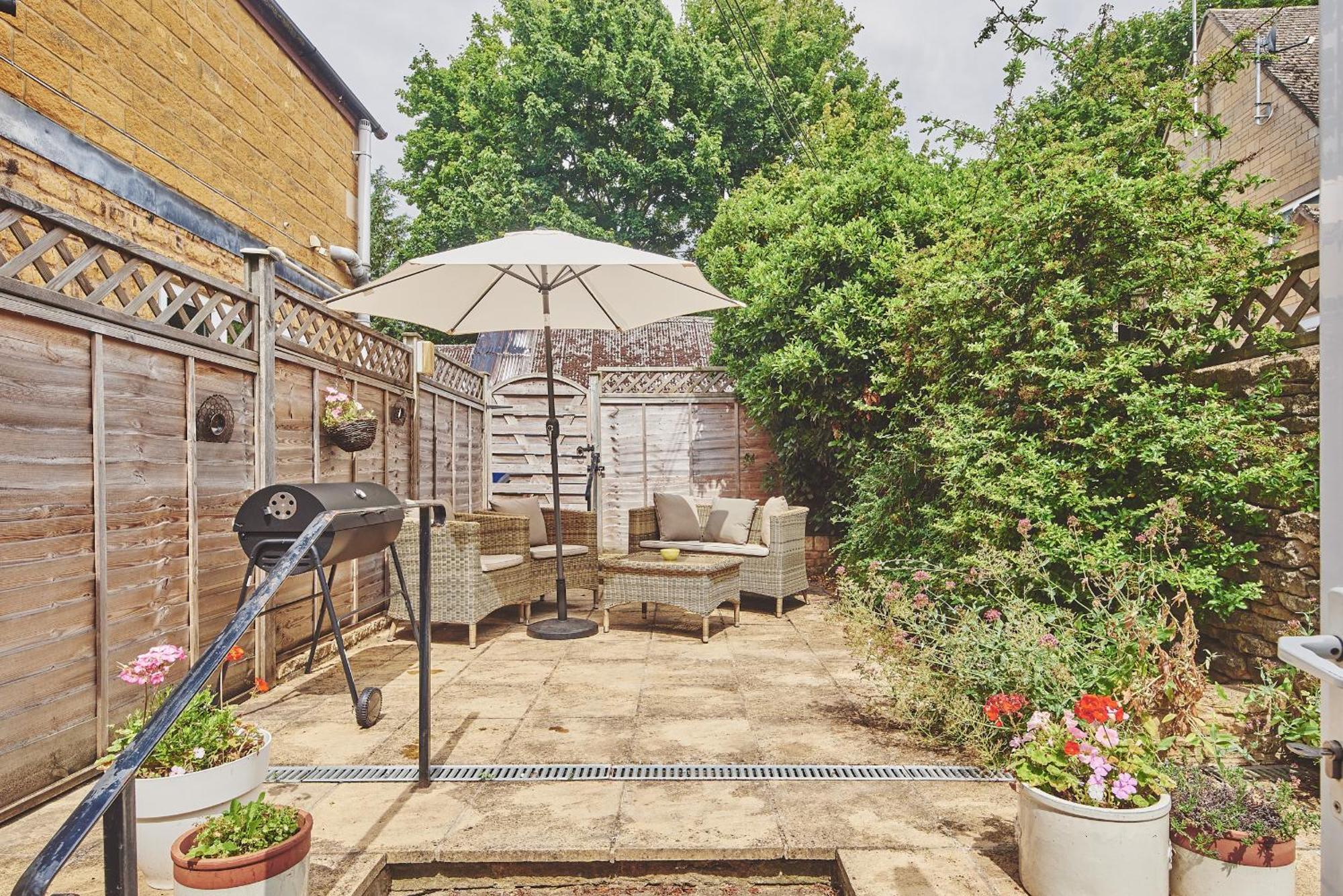 The Lansdowne Guest House Bourton-on-the-Water Exterior photo A typical garden in the UK