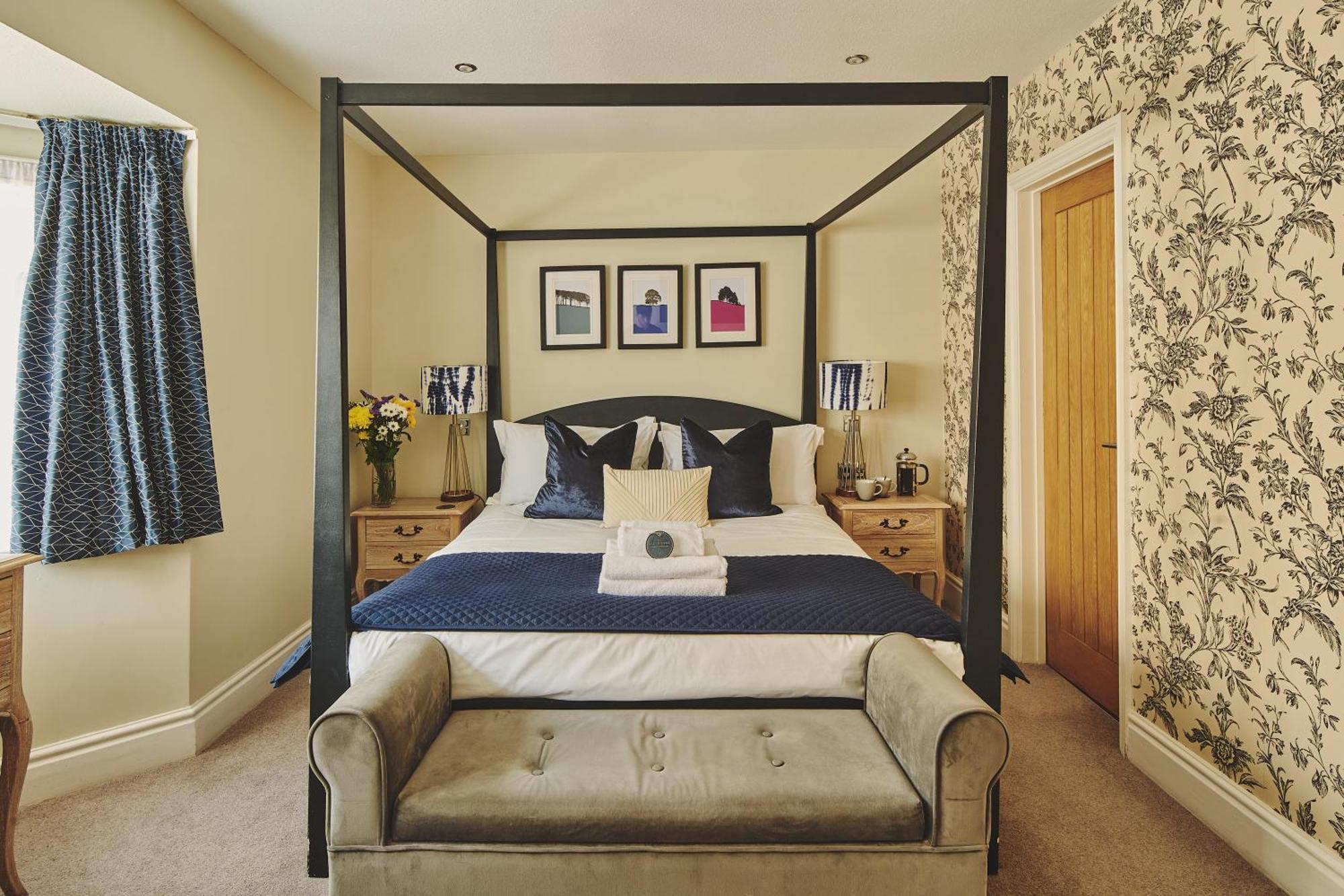 The Lansdowne Guest House Bourton-on-the-Water Room photo A bedroom at The Old Vicarage