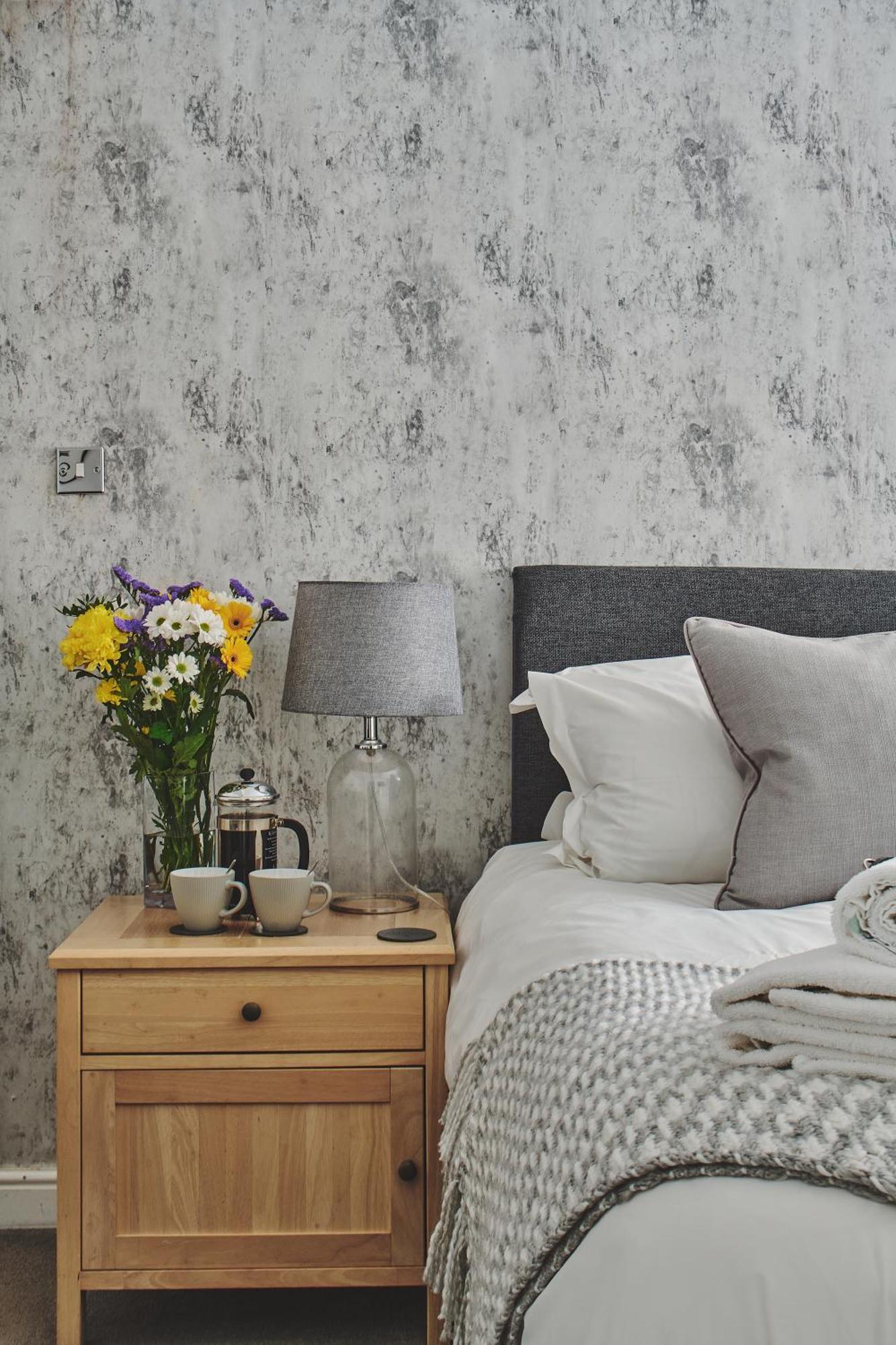 The Lansdowne Guest House Bourton-on-the-Water Room photo A bedroom with a bedside table