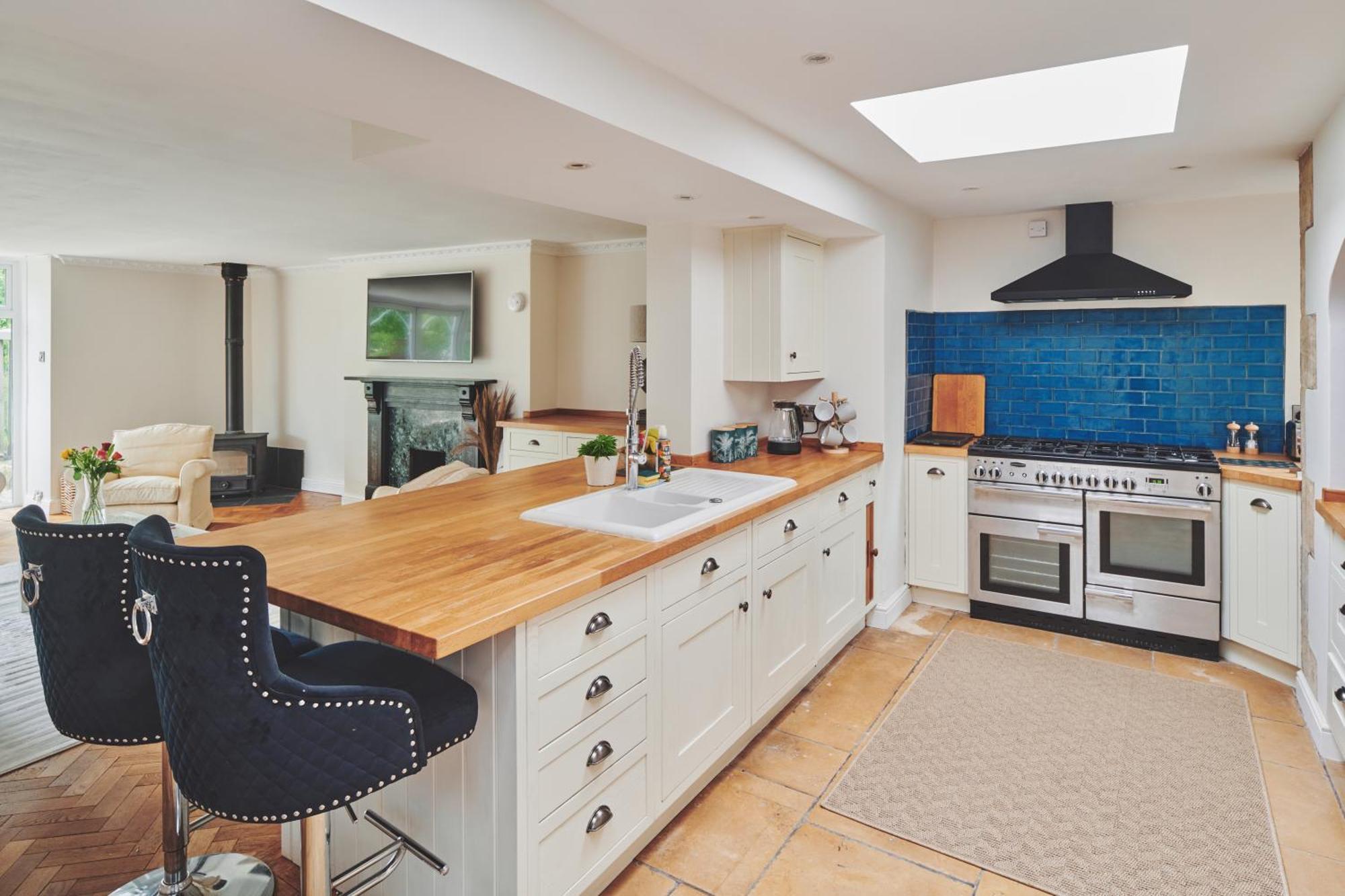 The Lansdowne Guest House Bourton-on-the-Water Exterior photo A kitchen with a skylight