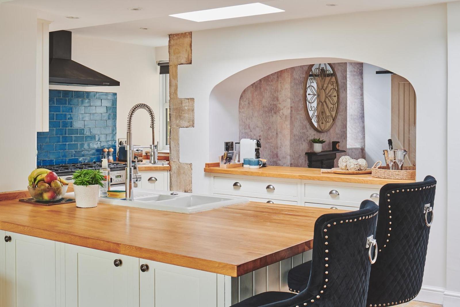 The Lansdowne Guest House Bourton-on-the-Water Exterior photo A kitchen with a pass-through