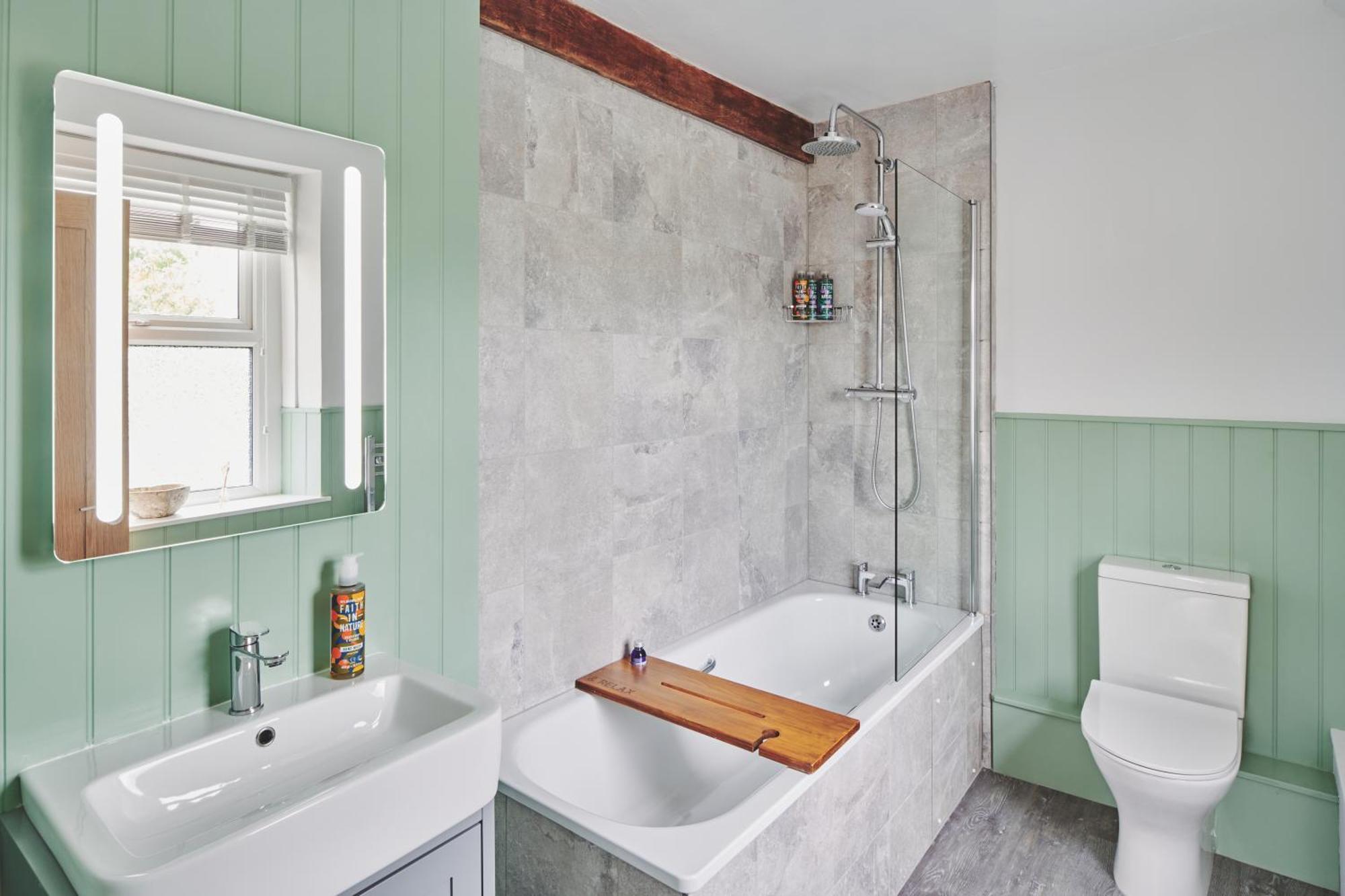 The Lansdowne Guest House Bourton-on-the-Water Exterior photo Bathroom with shower over bath