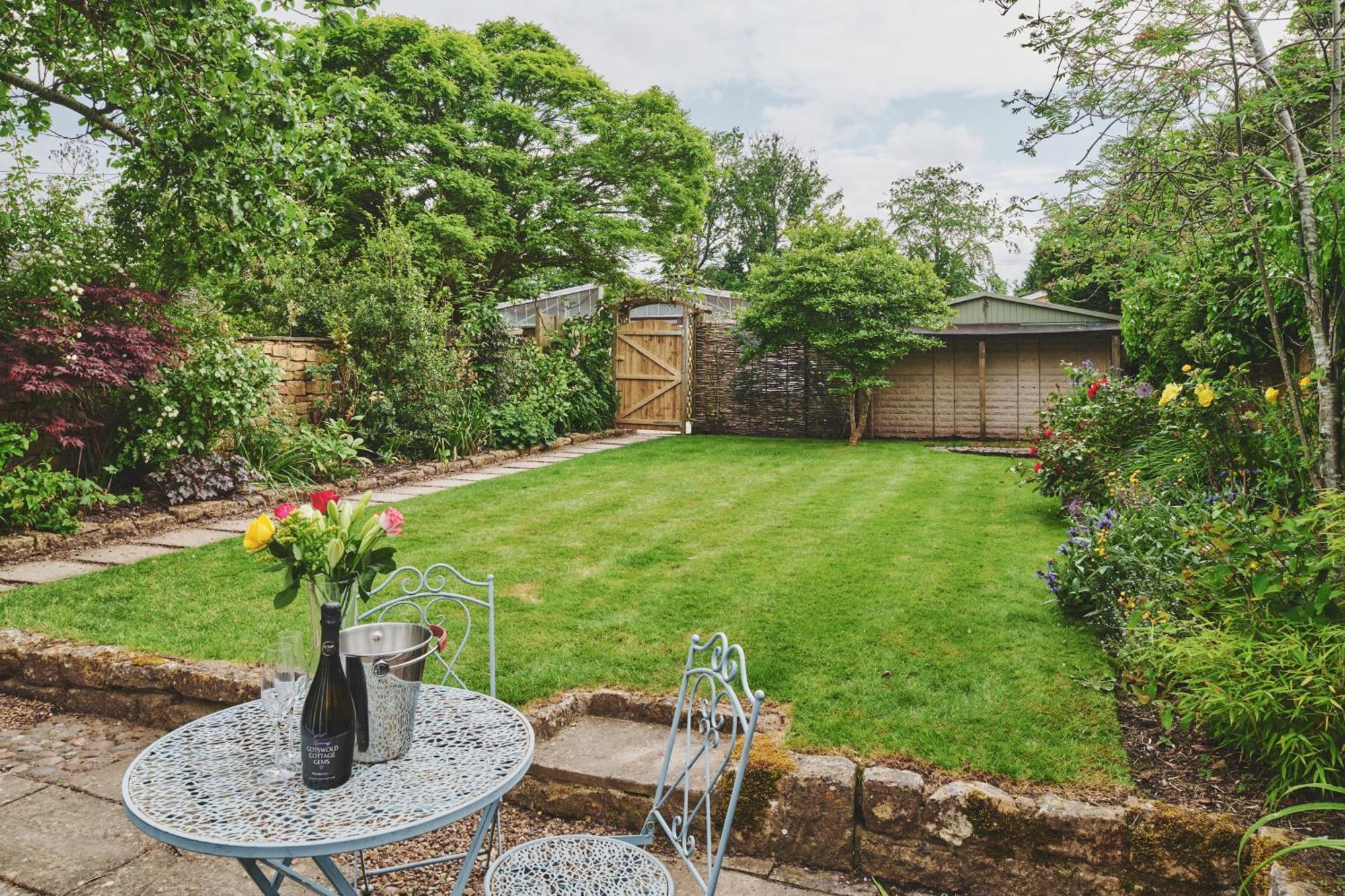 The Lansdowne Guest House Bourton-on-the-Water Exterior photo The garden of a typical English cottage