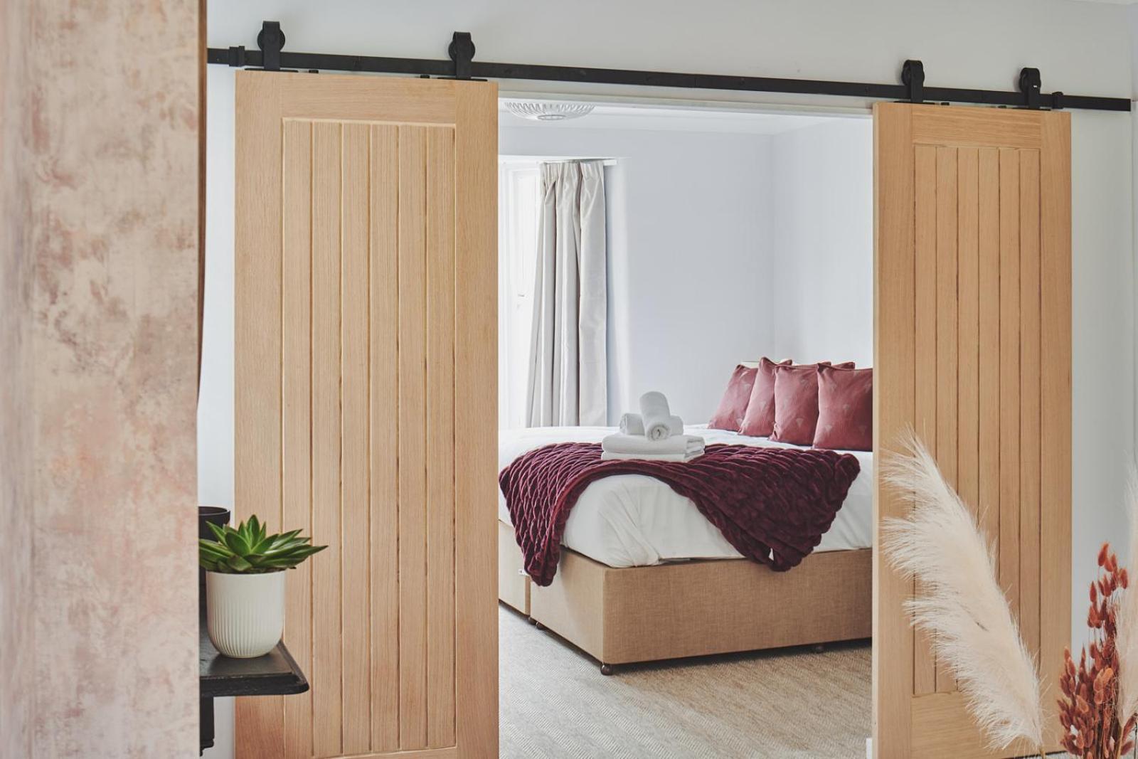 The Lansdowne Guest House Bourton-on-the-Water Exterior photo Sliding barn doors