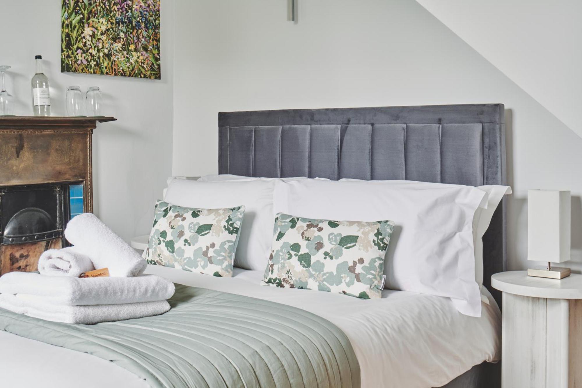 The Lansdowne Guest House Bourton-on-the-Water Exterior photo A bed with a headboard