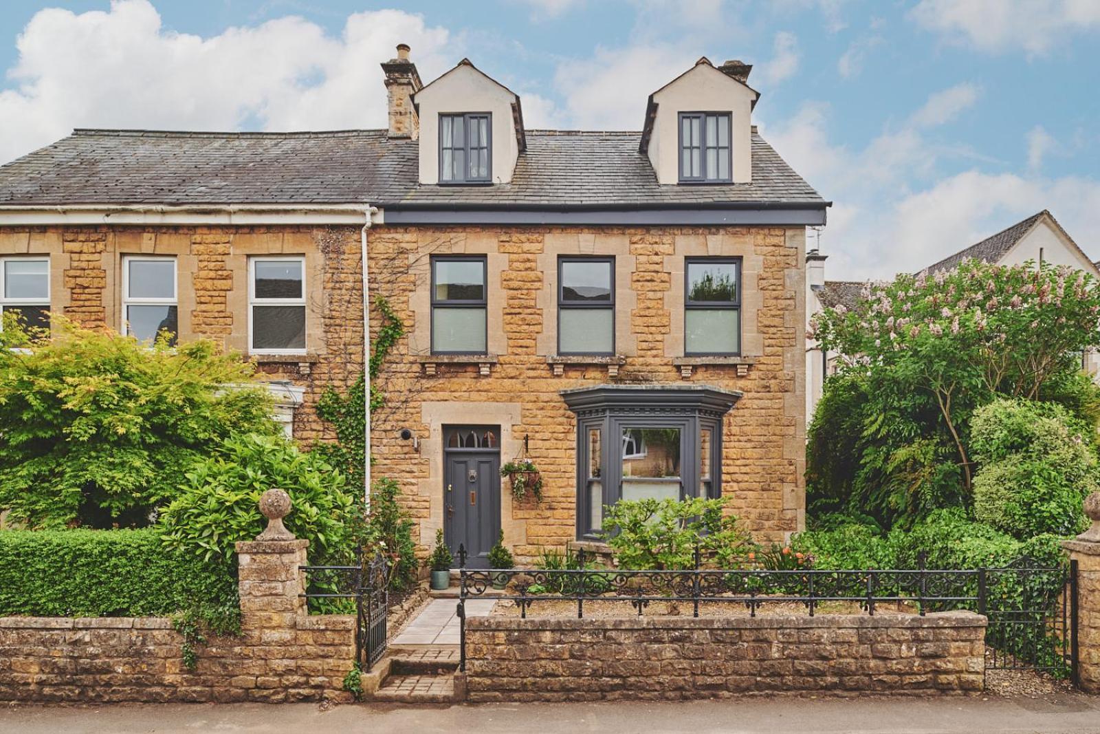 The Lansdowne Guest House Bourton-on-the-Water Exterior photo The former station building