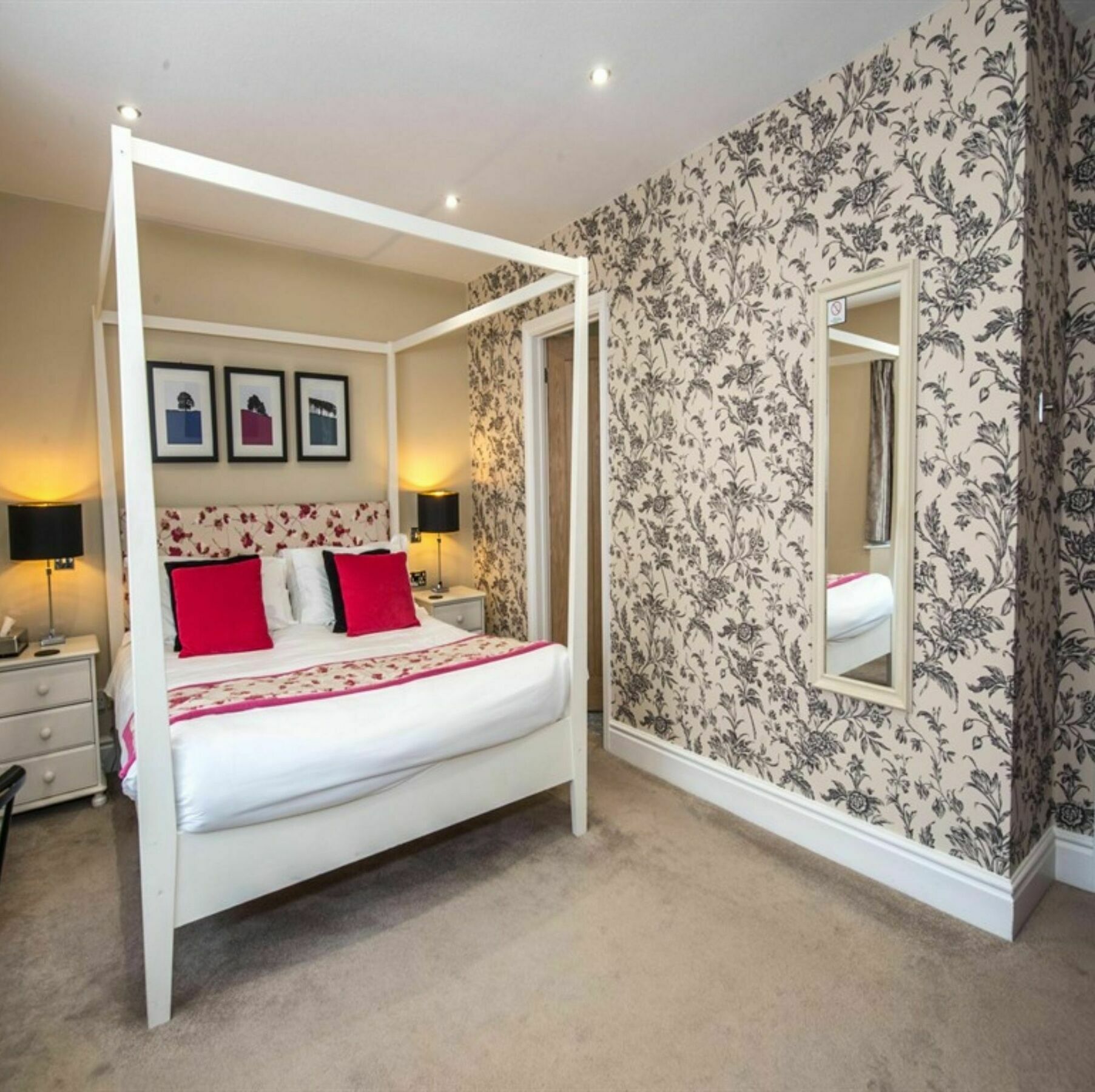 The Lansdowne Guest House Bourton-on-the-Water Exterior photo A bedroom at The Swan Hotel