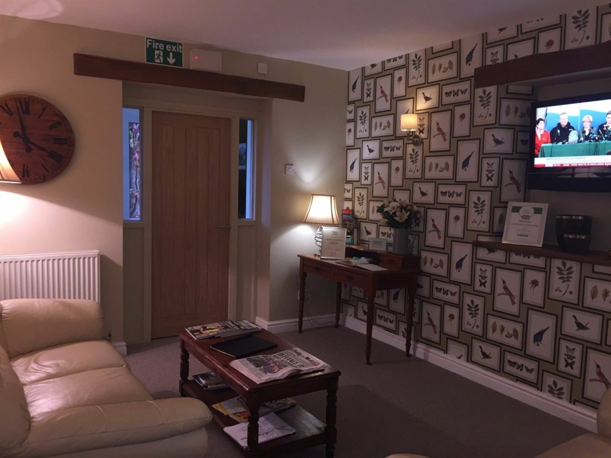 The Lansdowne Guest House Bourton-on-the-Water Exterior photo The waiting room at the practice