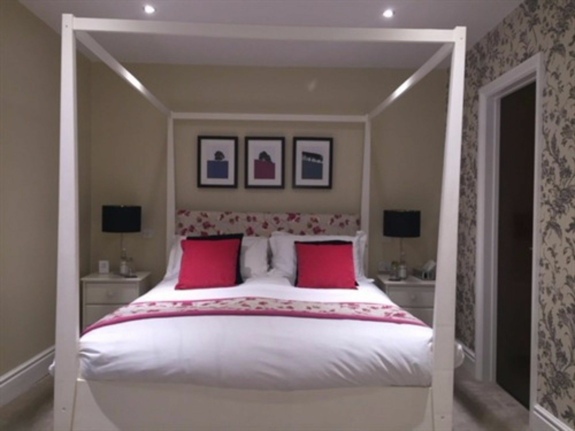 The Lansdowne Guest House Bourton-on-the-Water Exterior photo A bedroom at the hotel